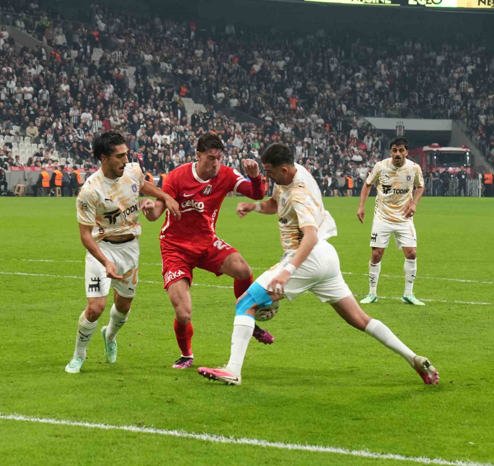 Trendyol Süper Lig: Beşiktaş: 0 - Başakşehir: 0 (İlk yarı)