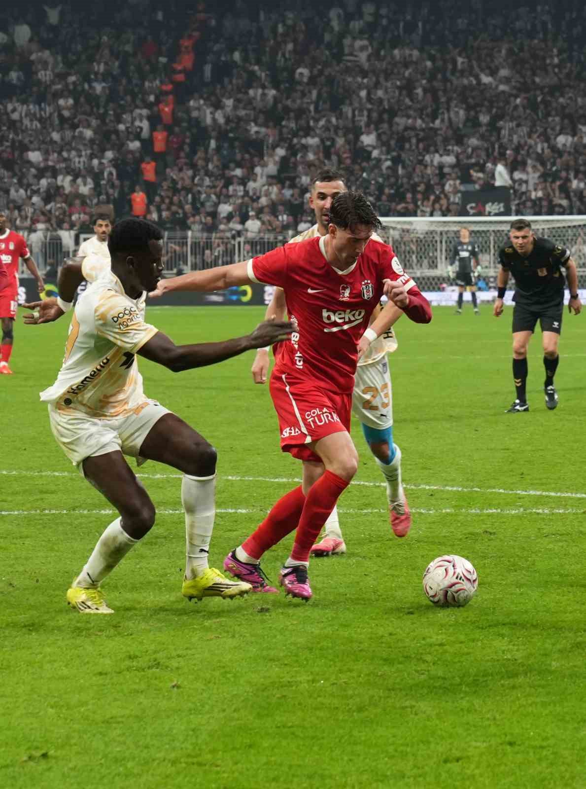 Trendyol Süper Lig: Beşiktaş: 0 - Başakşehir: 0 (İlk yarı)
