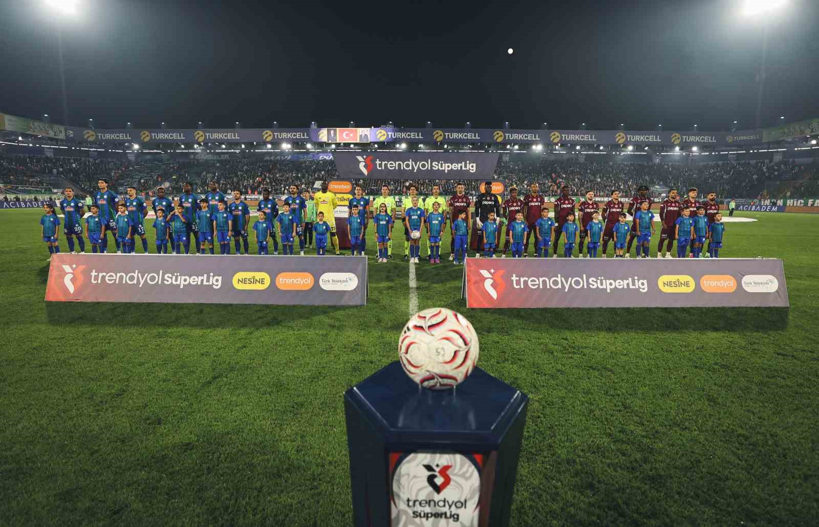 Trenyol Süper Lig: Çaykur Rizespor: 2 - Trabzonspor: 0 (İlk yarı)