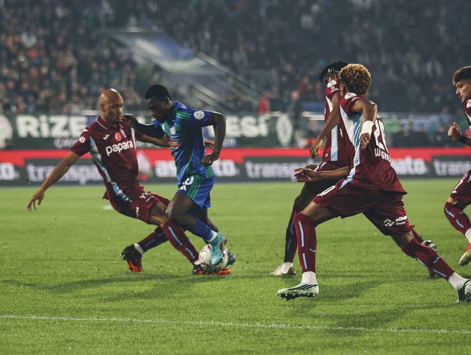 Trenyol Süper Lig: Çaykur Rizespor: 2 - Trabzonspor: 0 (İlk yarı)