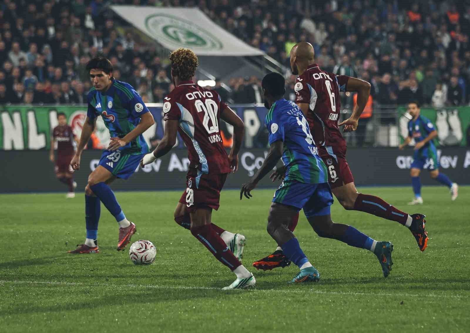 Trenyol Süper Lig: Çaykur Rizespor: 2 - Trabzonspor: 0 (İlk yarı)