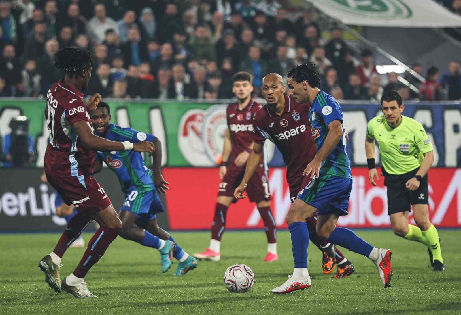 Trenyol Süper Lig: Çaykur Rizespor: 2 - Trabzonspor: 0 (İlk yarı)