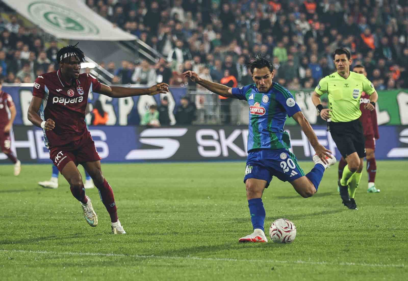 Trenyol Süper Lig: Çaykur Rizespor: 2 - Trabzonspor: 0 (İlk yarı)