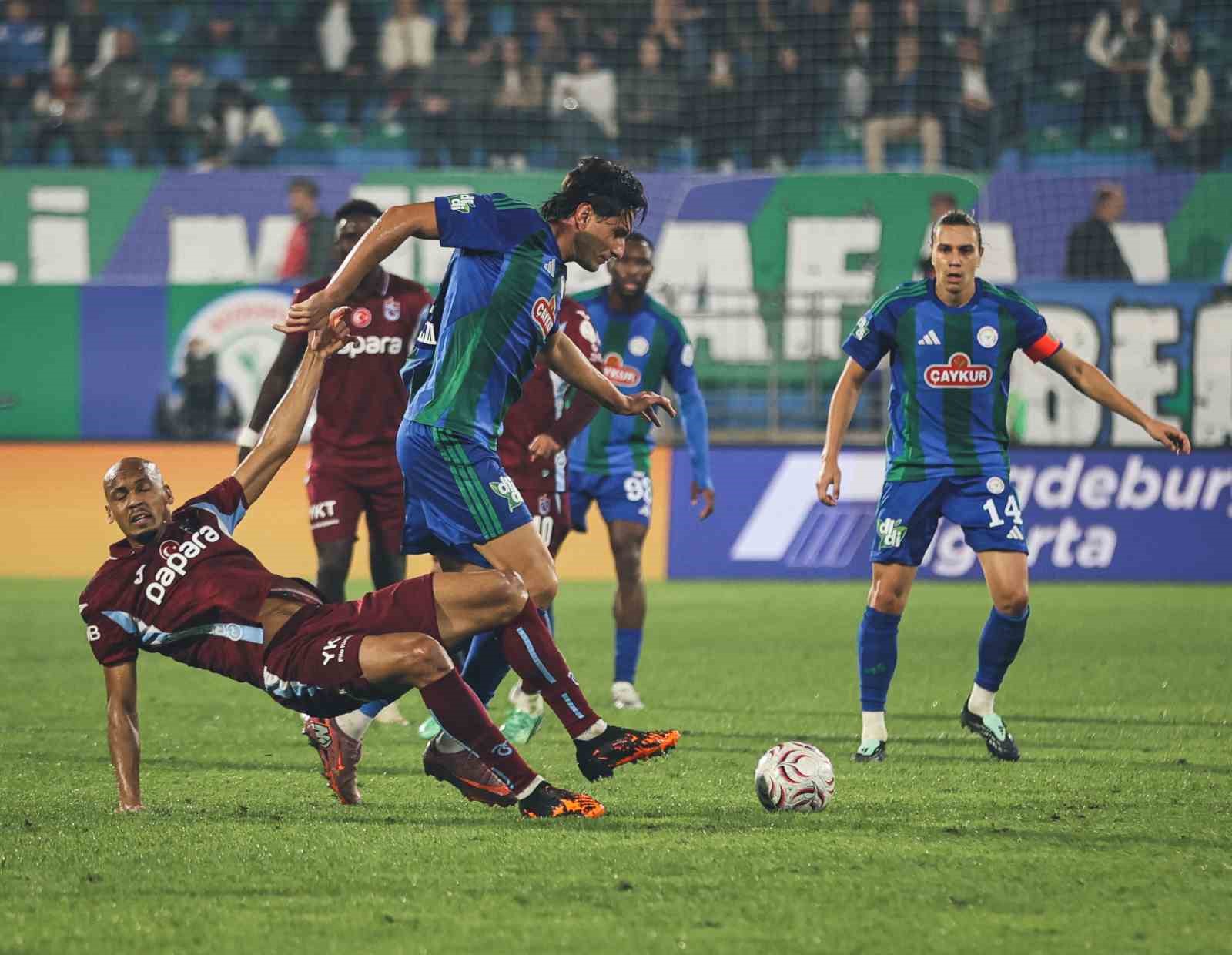 Trenyol Süper Lig: Çaykur Rizespor: 2 - Trabzonspor: 0 (İlk yarı)