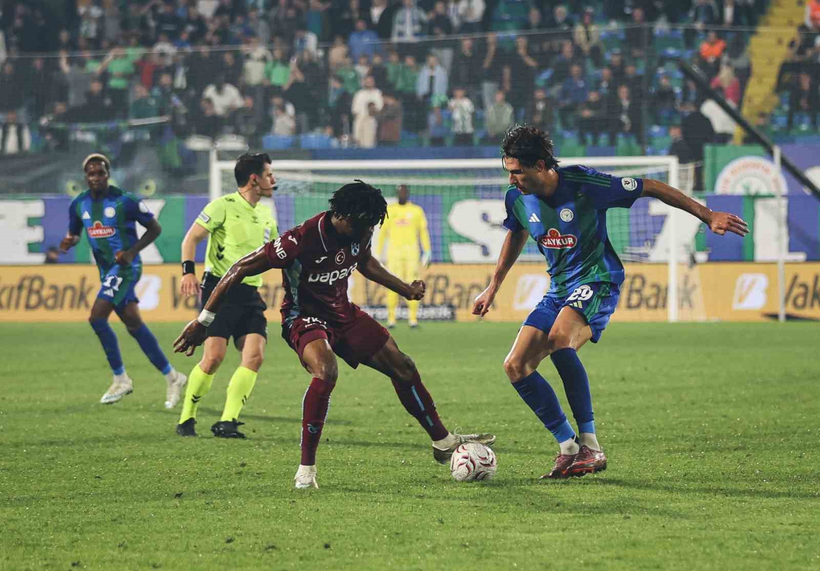 Trenyol Süper Lig: Çaykur Rizespor: 2 - Trabzonspor: 0 (İlk yarı)