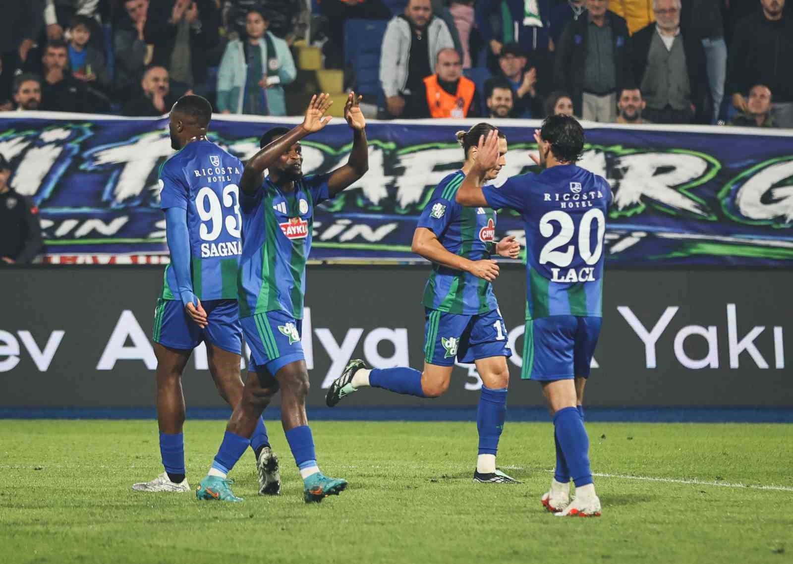 Trenyol Süper Lig: Çaykur Rizespor: 2 - Trabzonspor: 0 (İlk yarı)