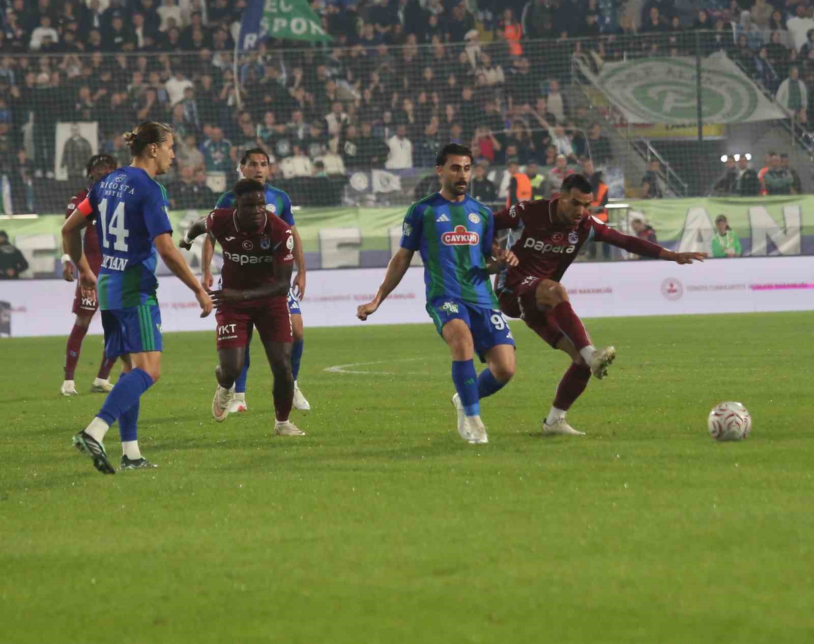 Trenyol Süper Lig: Çaykur Rizespor: 2 - Trabzonspor: 0 (İlk yarı)
