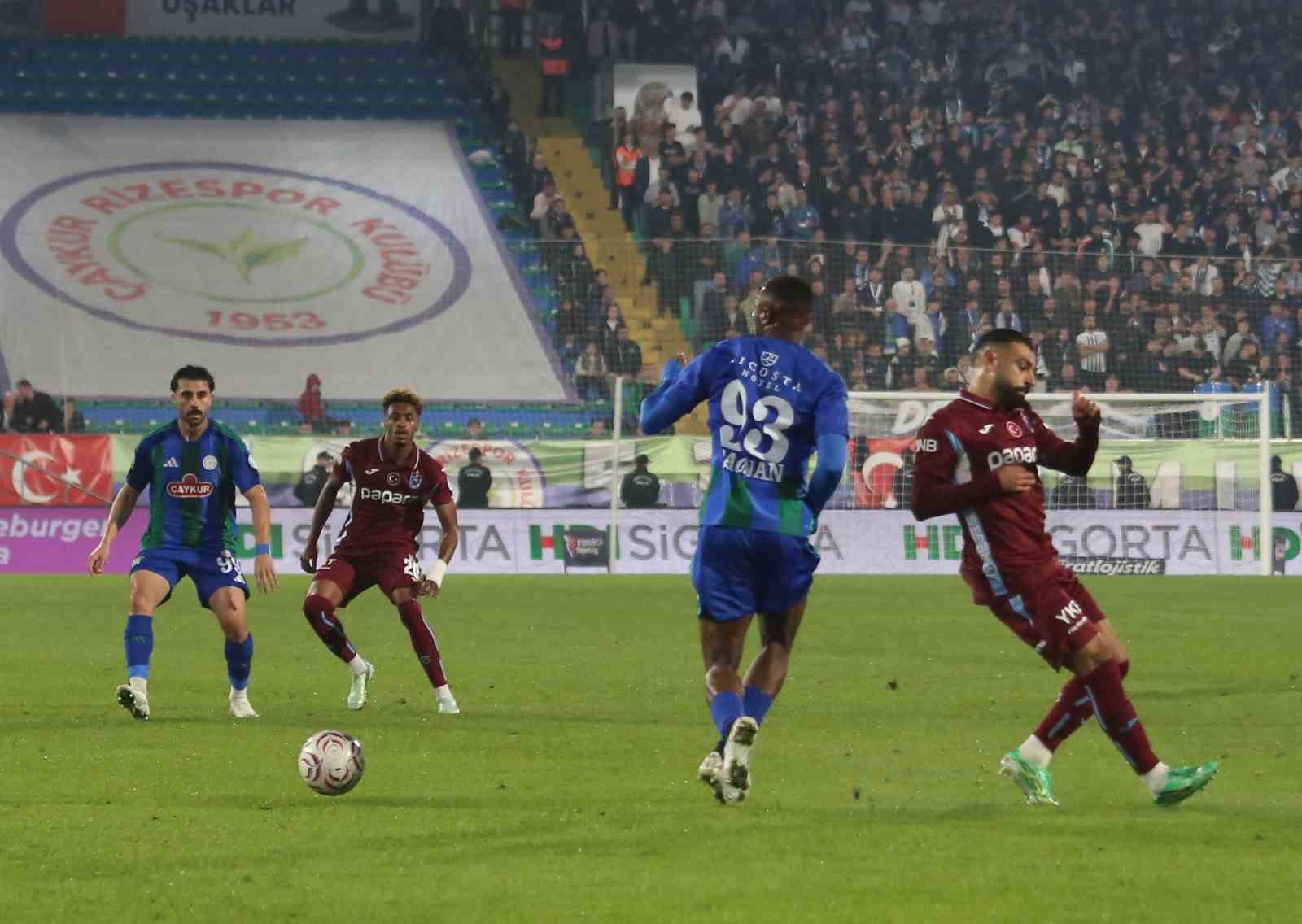 Trenyol Süper Lig: Çaykur Rizespor: 2 - Trabzonspor: 0 (İlk yarı)