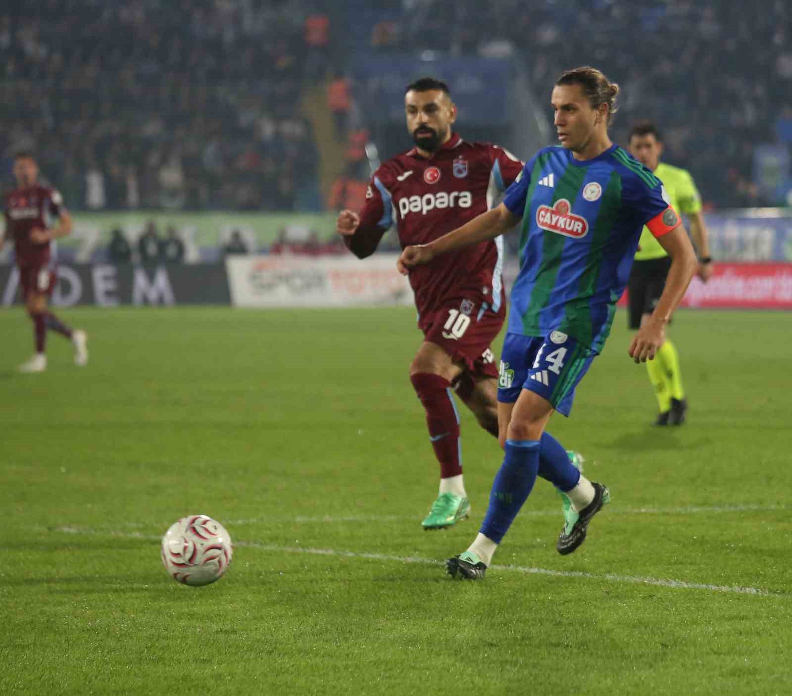 Trenyol Süper Lig: Çaykur Rizespor: 2 - Trabzonspor: 0 (İlk yarı)