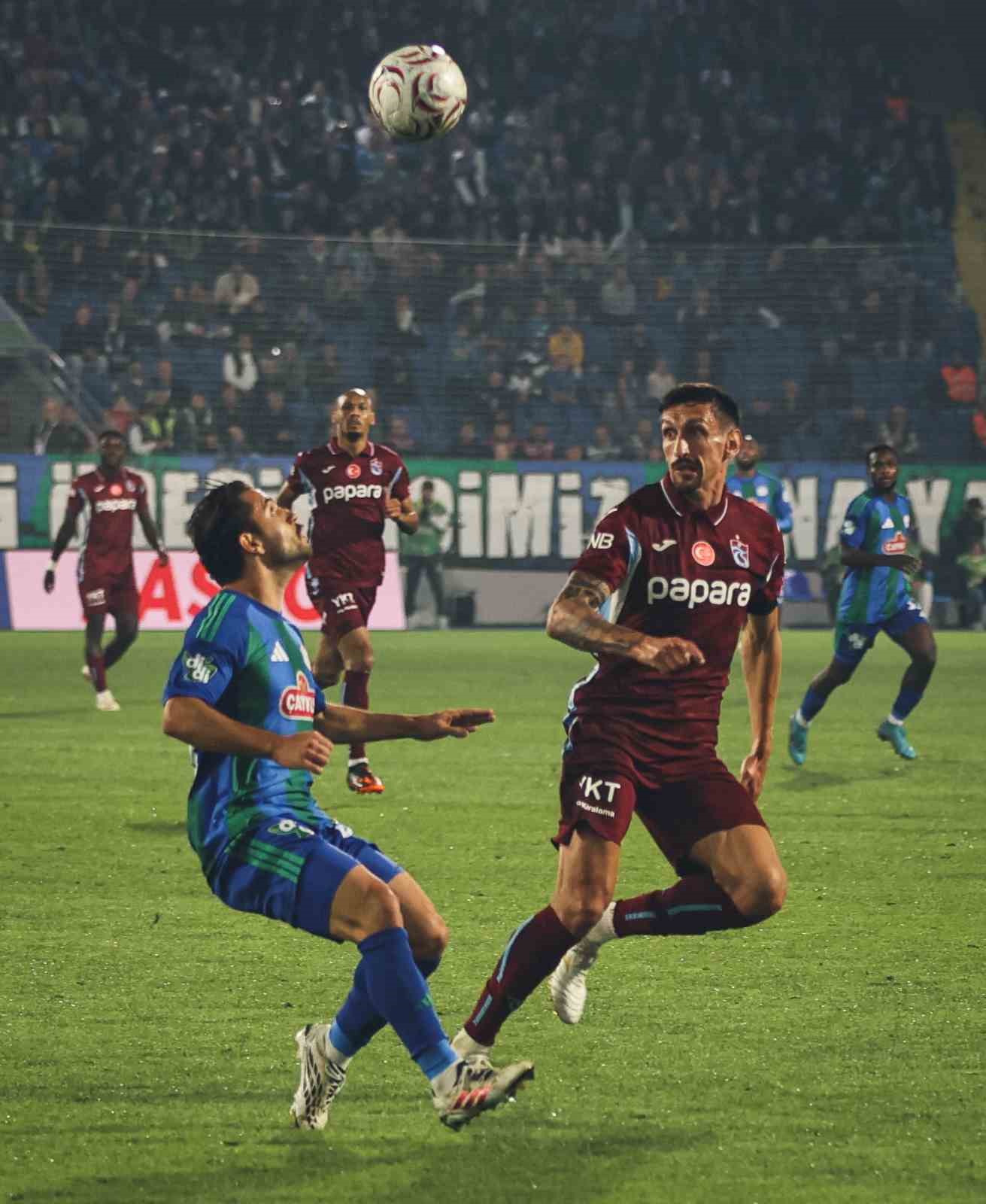 Trenyol Süper Lig: Çaykur Rizespor: 2 - Trabzonspor: 0 (İlk yarı)