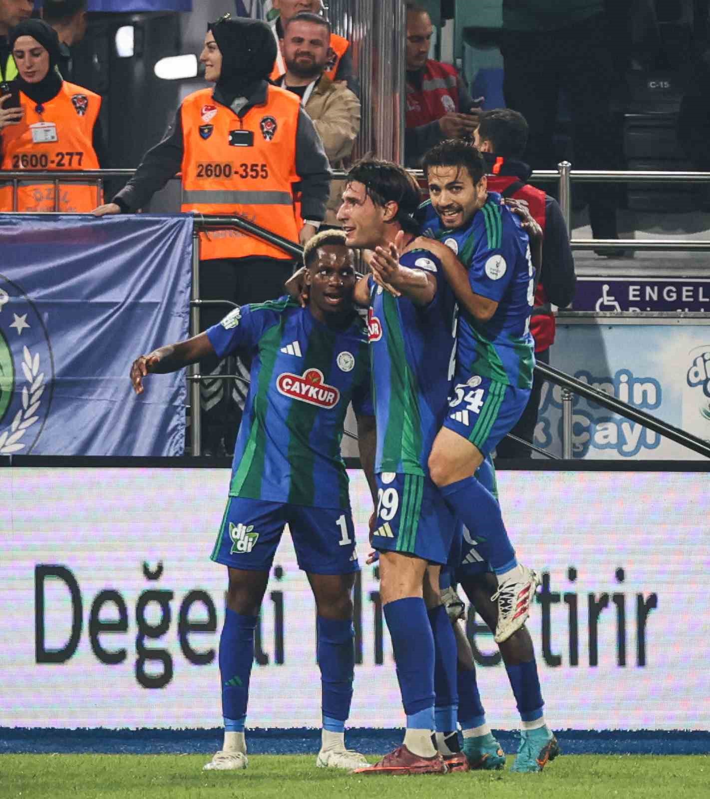 Trenyol Süper Lig: Çaykur Rizespor: 2 - Trabzonspor: 0 (İlk yarı)