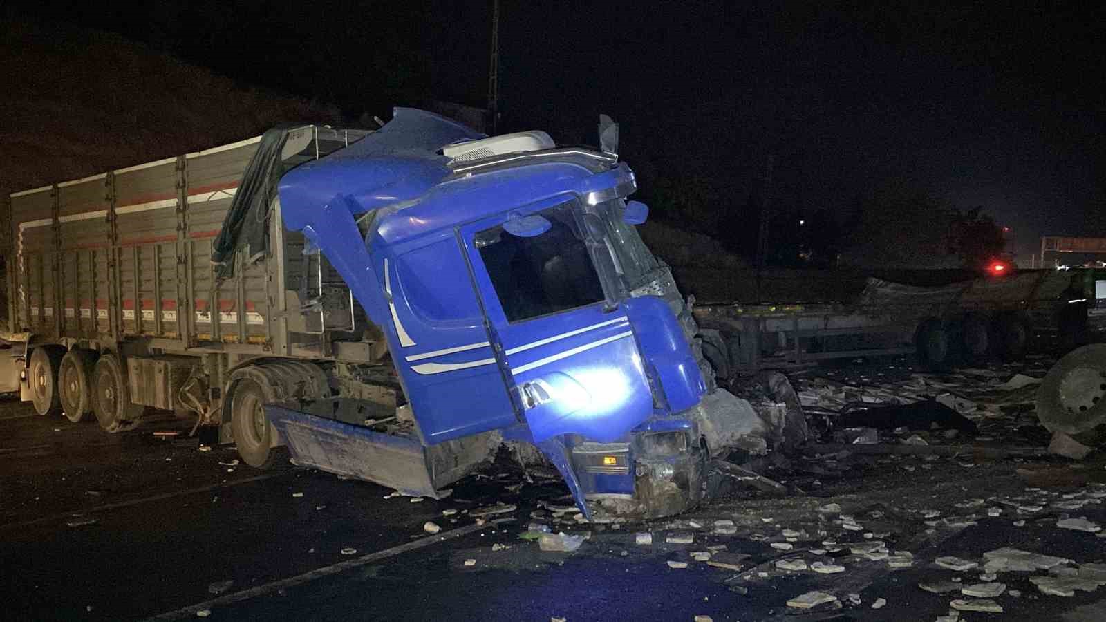Elazığ’da 3 tır çarpıştı: 1 ölü