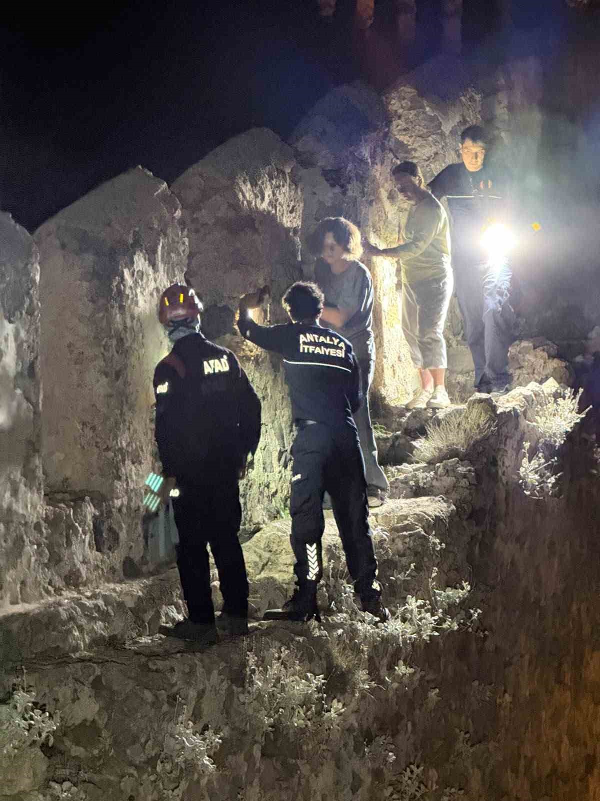 Alanya Kalesi’nde mahsur kalan 3 Rus kurtarıldı