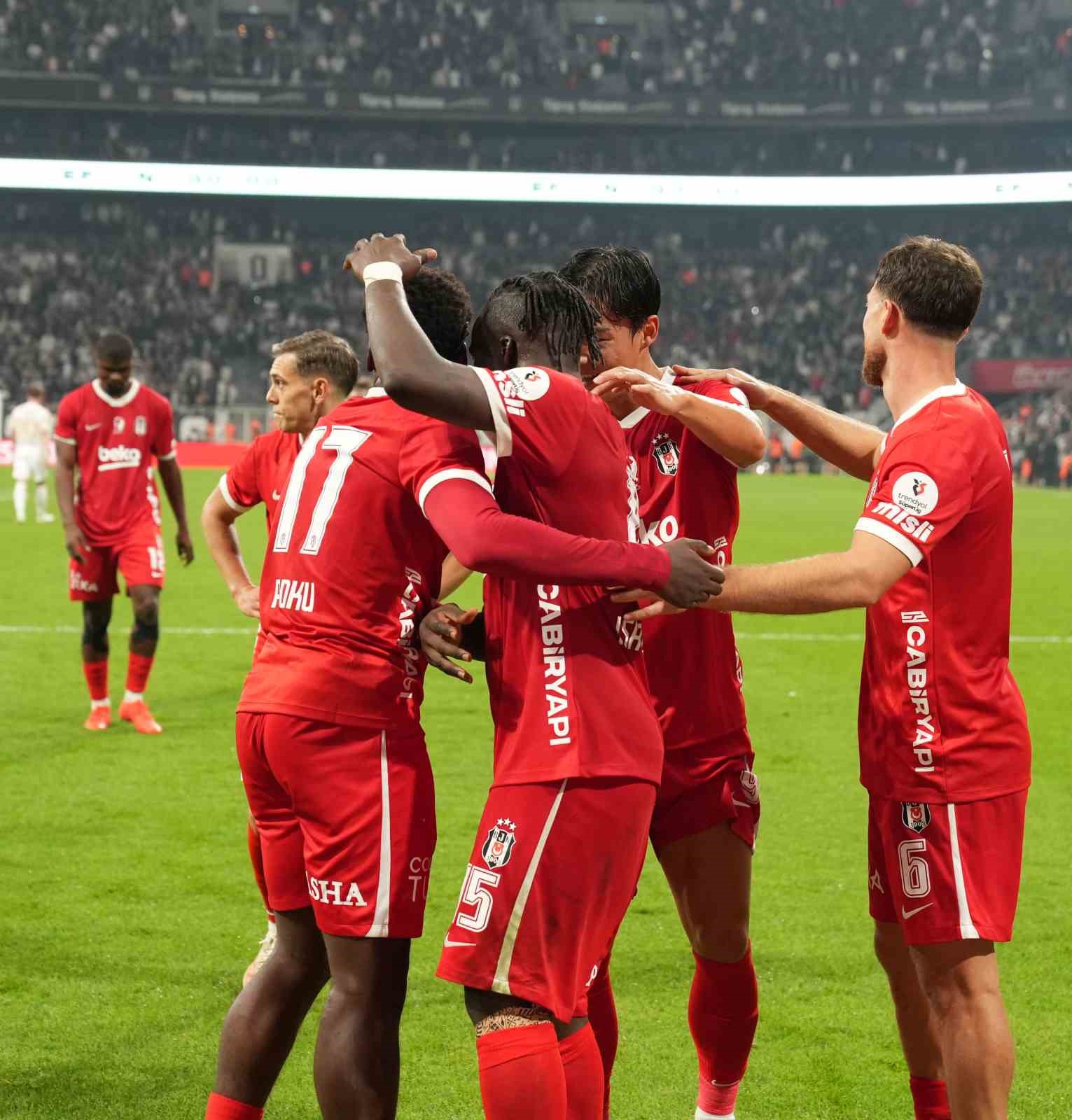 Trendyol Süper Lig: Beşiktaş: 2 - Başakşehir: 0 (Maç sonucu)