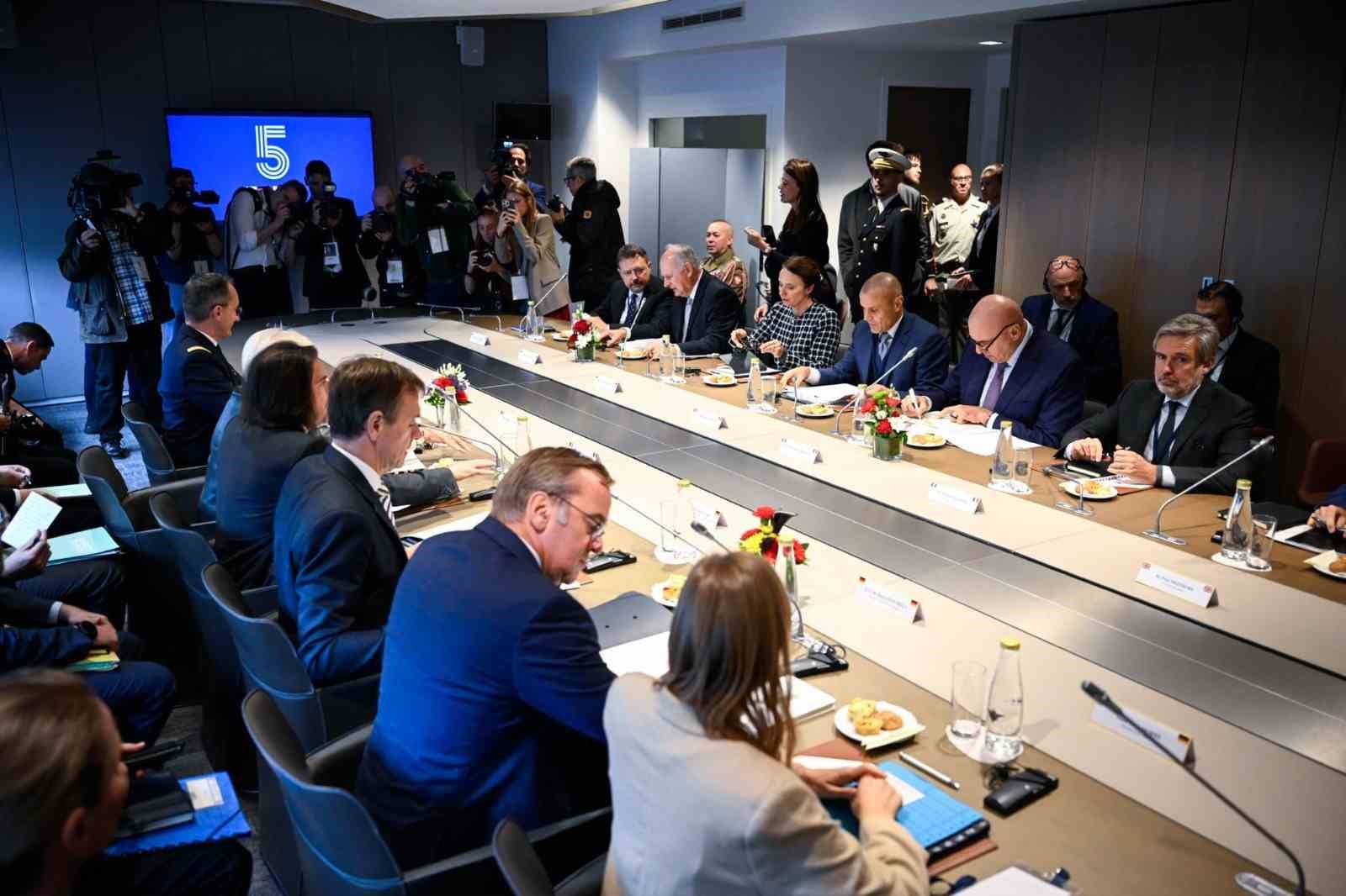 E5 savunma bakanları: "Avrupa kendi güvenliği için daha fazla sorumluluk üstlenmeli"
