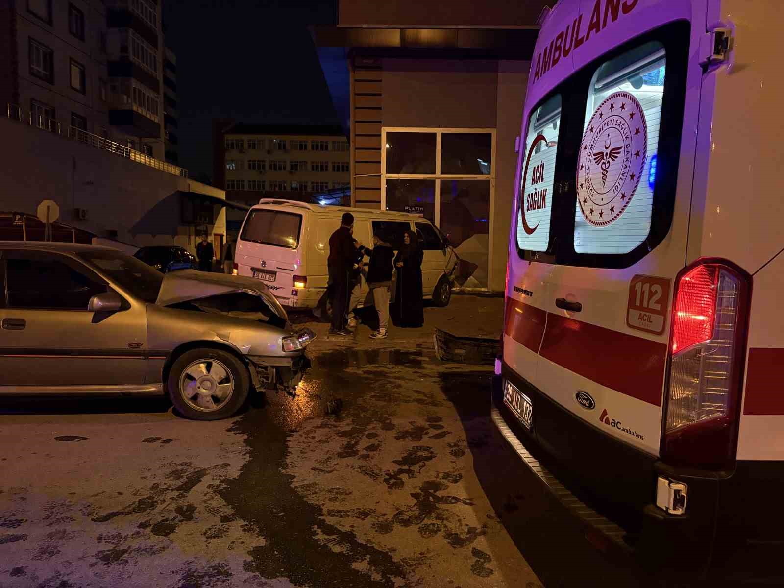 Kayseri’de otomobille çarpışan minibüs dükkana daldı: 2 yaralı