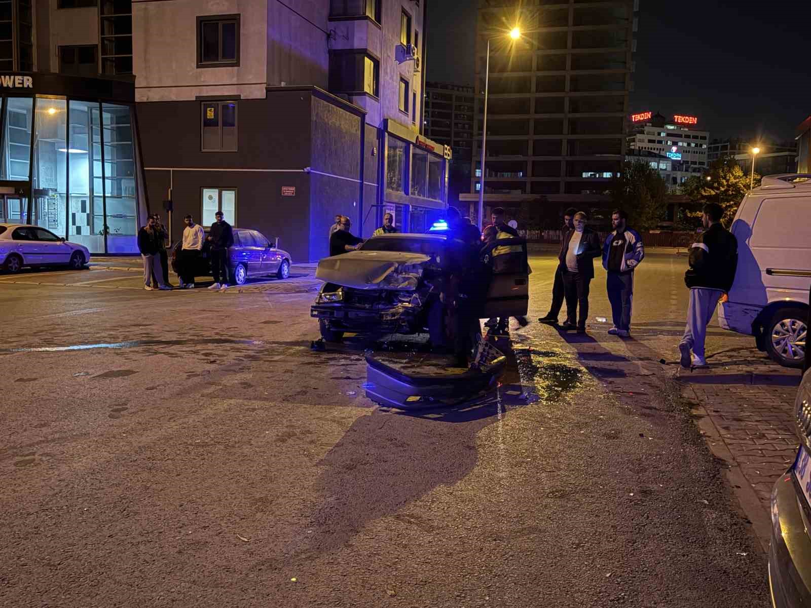 Kayseri’de otomobille çarpışan minibüs dükkana daldı: 2 yaralı