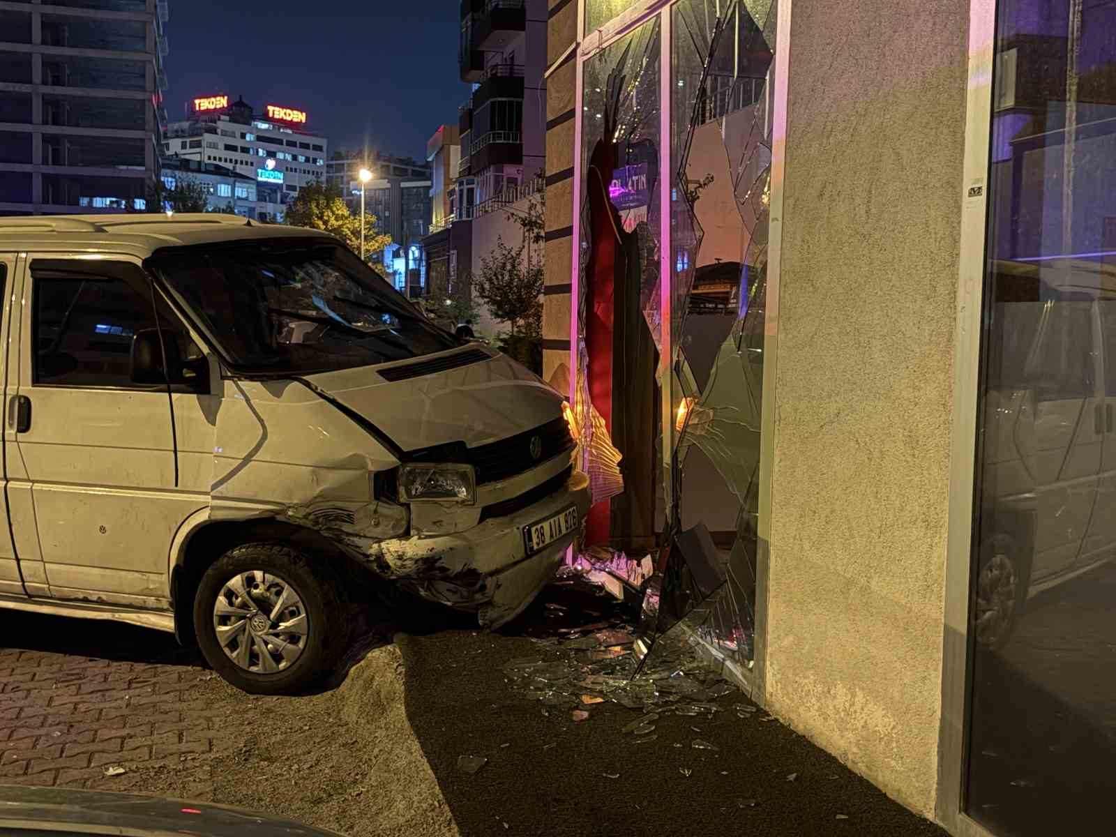 Kayseri’de otomobille çarpışan minibüs dükkana daldı: 2 yaralı
