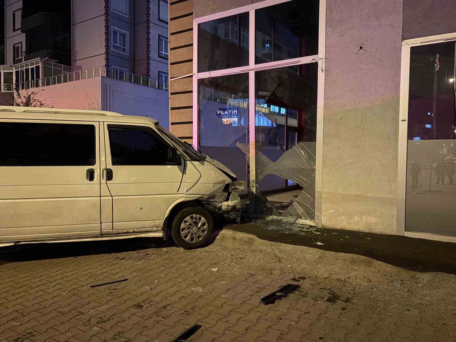 Kayseri’de otomobille çarpışan minibüs dükkana daldı: 2 yaralı