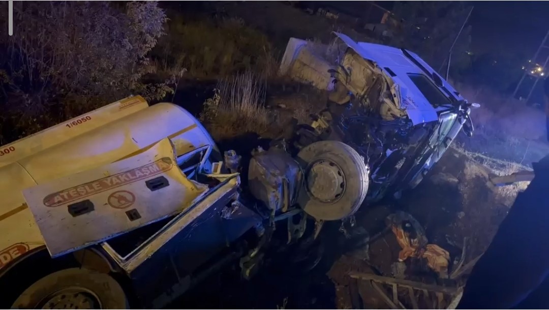 Van’da tır ile otomobil çarpıştı: 1 ölü, 4 yaralı