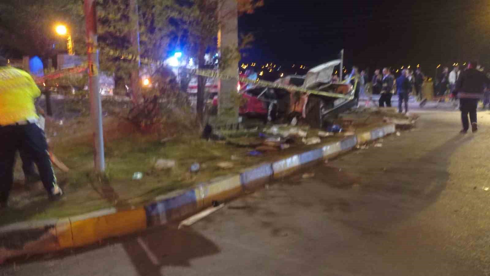 Van’da tır ile otomobil çarpıştı: 1 ölü, 4 yaralı