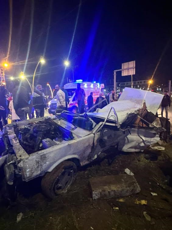 Van’da tır ile otomobil çarpıştı: 1 ölü, 4 yaralı