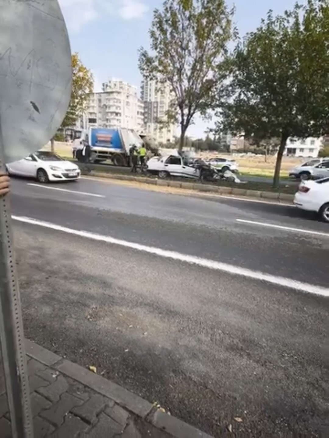 Siverek’te otomobil ağaca ok gibi saplandı: 3 yaralı