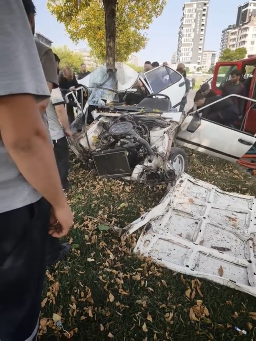 Siverek’te otomobil ağaca ok gibi saplandı: 3 yaralı
