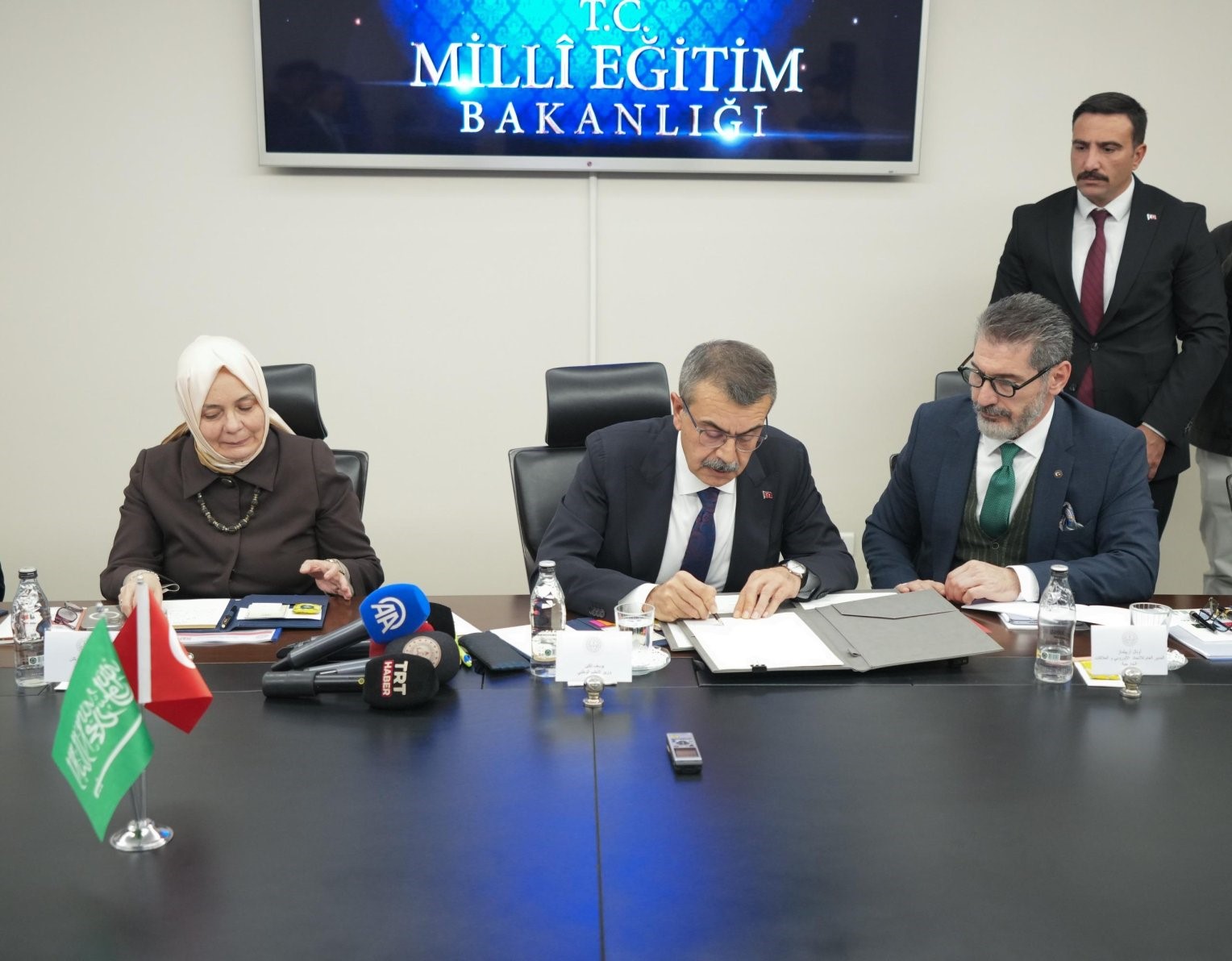 Bakan Tekin, Suudi Arabistan Eğitim Bakanı El-Benyan’la görüştü