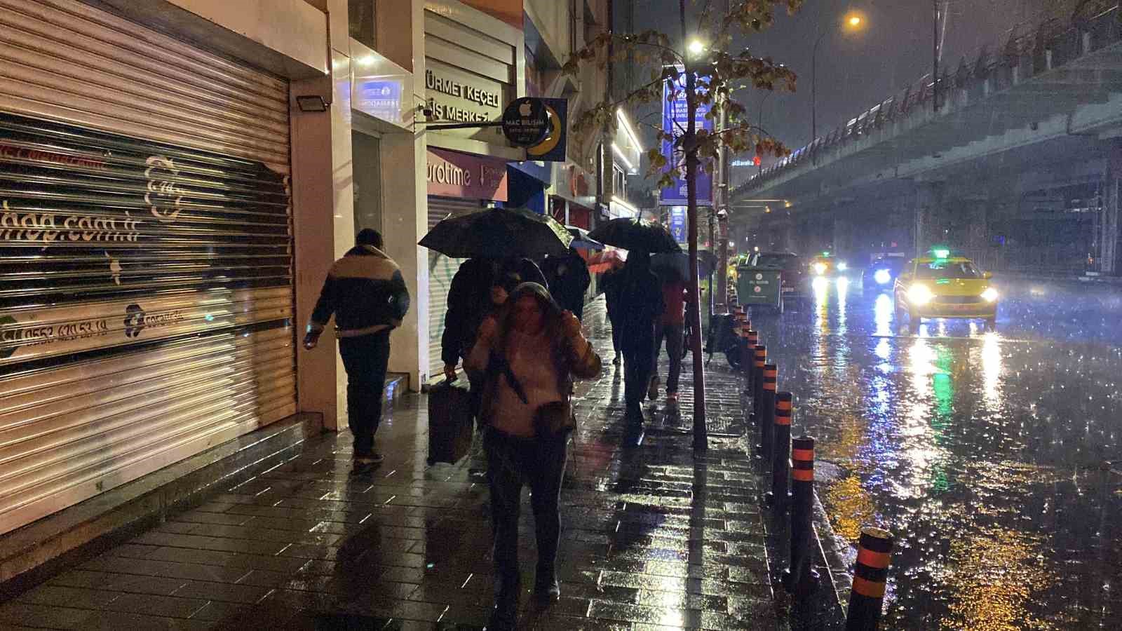 İstanbul’da sabahın erken saatlerinde sağanak yağış etkisini gösterdi