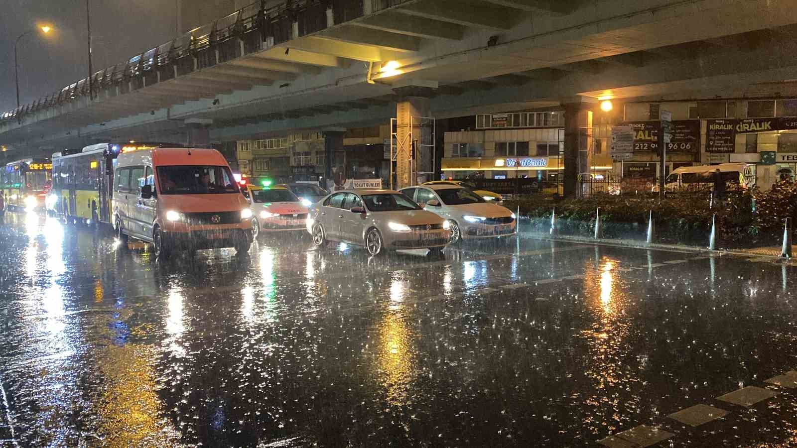 İstanbul’da sabahın erken saatlerinde sağanak yağış etkisini gösterdi