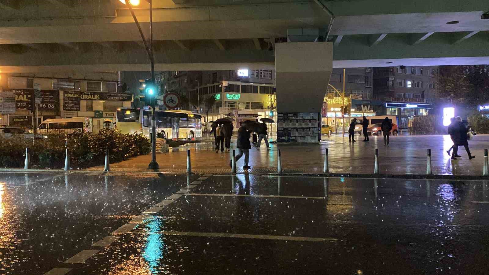 İstanbul’da sabahın erken saatlerinde sağanak yağış etkisini gösterdi