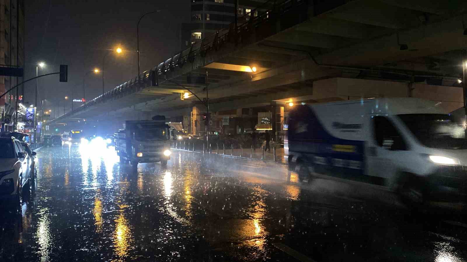 İstanbul’da sabahın erken saatlerinde sağanak yağış etkisini gösterdi