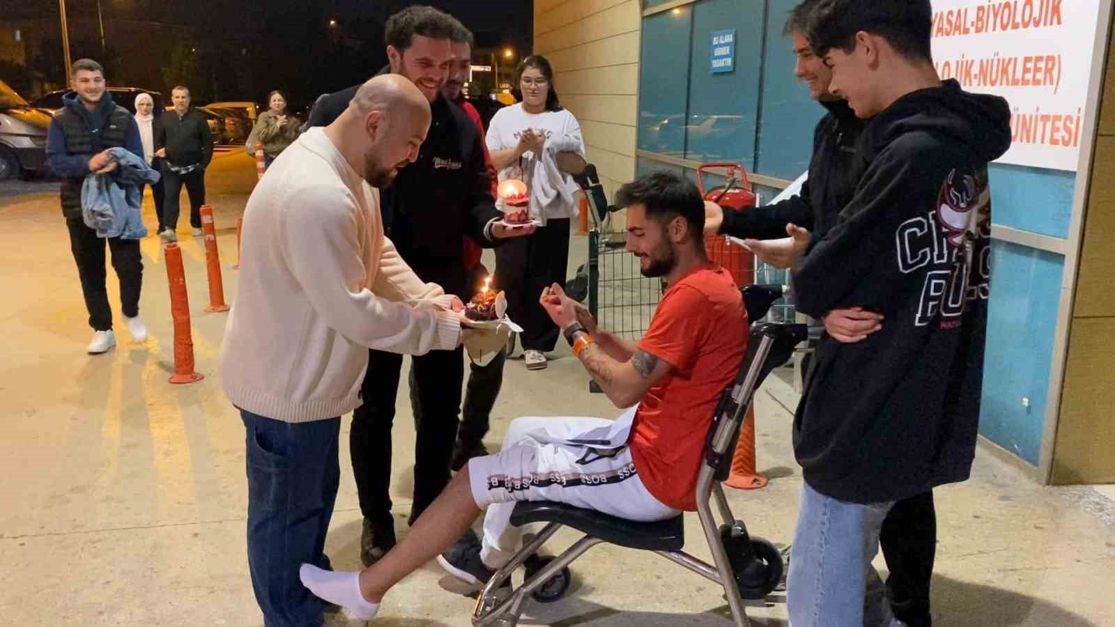 Kaza geçirdi, hastanede doğum günü pastası kesti
