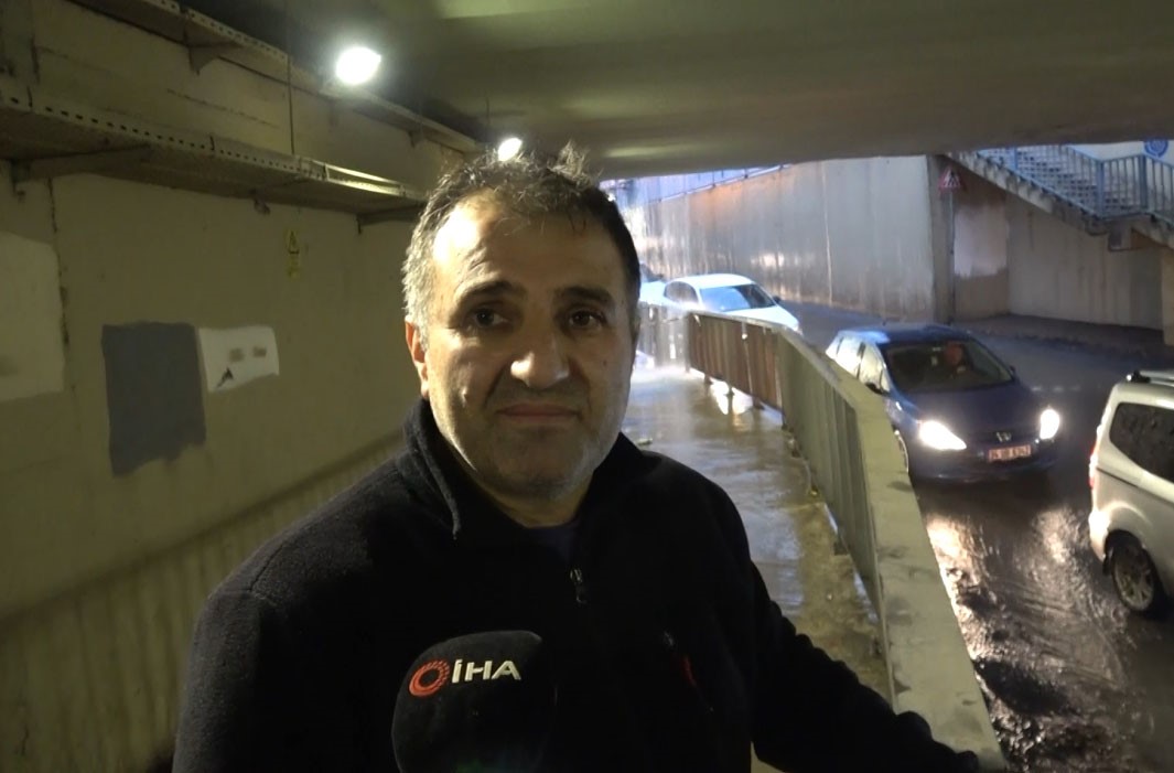 Pendik’te alt geçidi su bastı, sürücü ve kızı mahsur kaldı