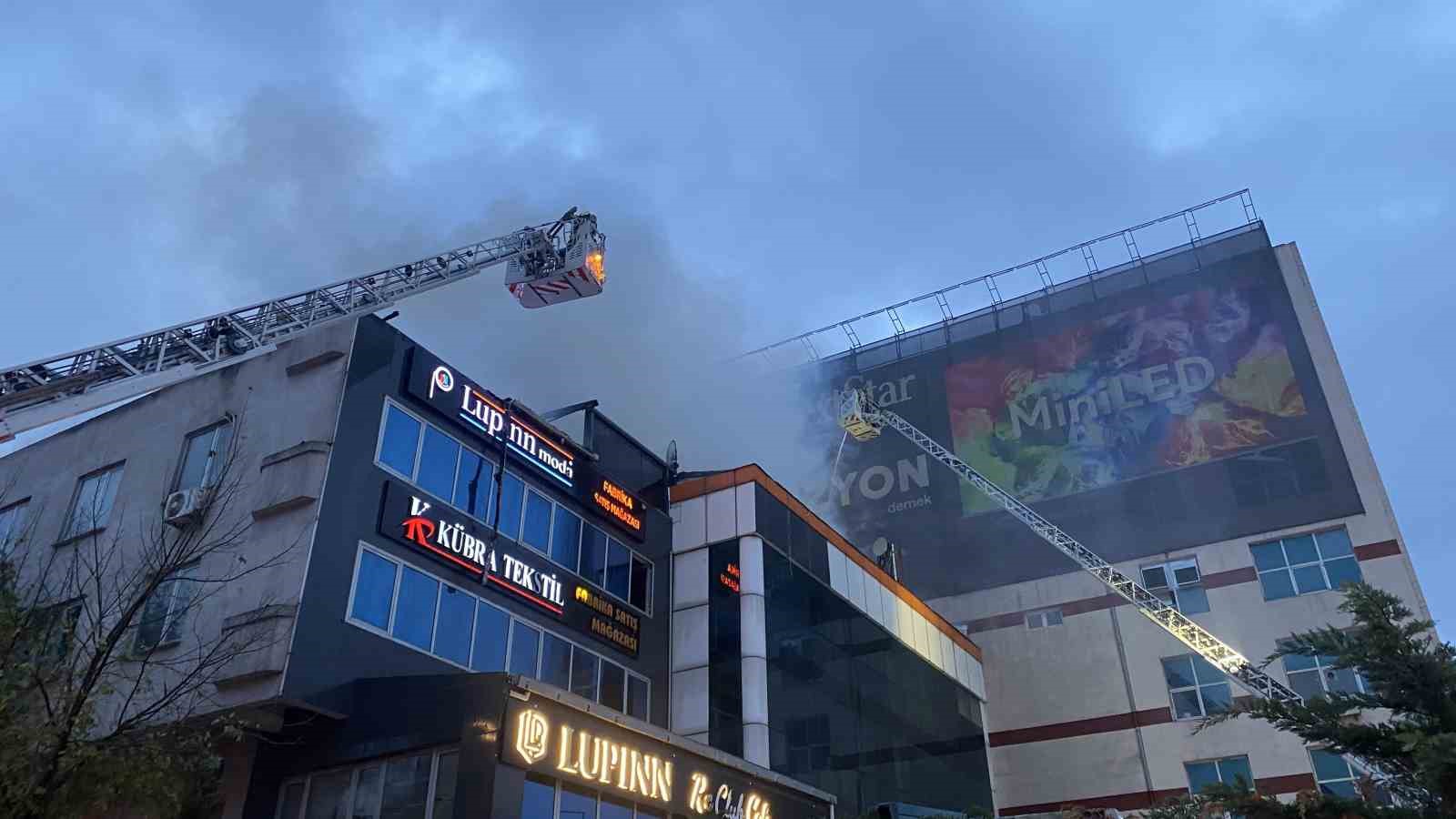 Küçükçekmece’de bitişik iki iş yerinin çatısı alevlere teslim oldu