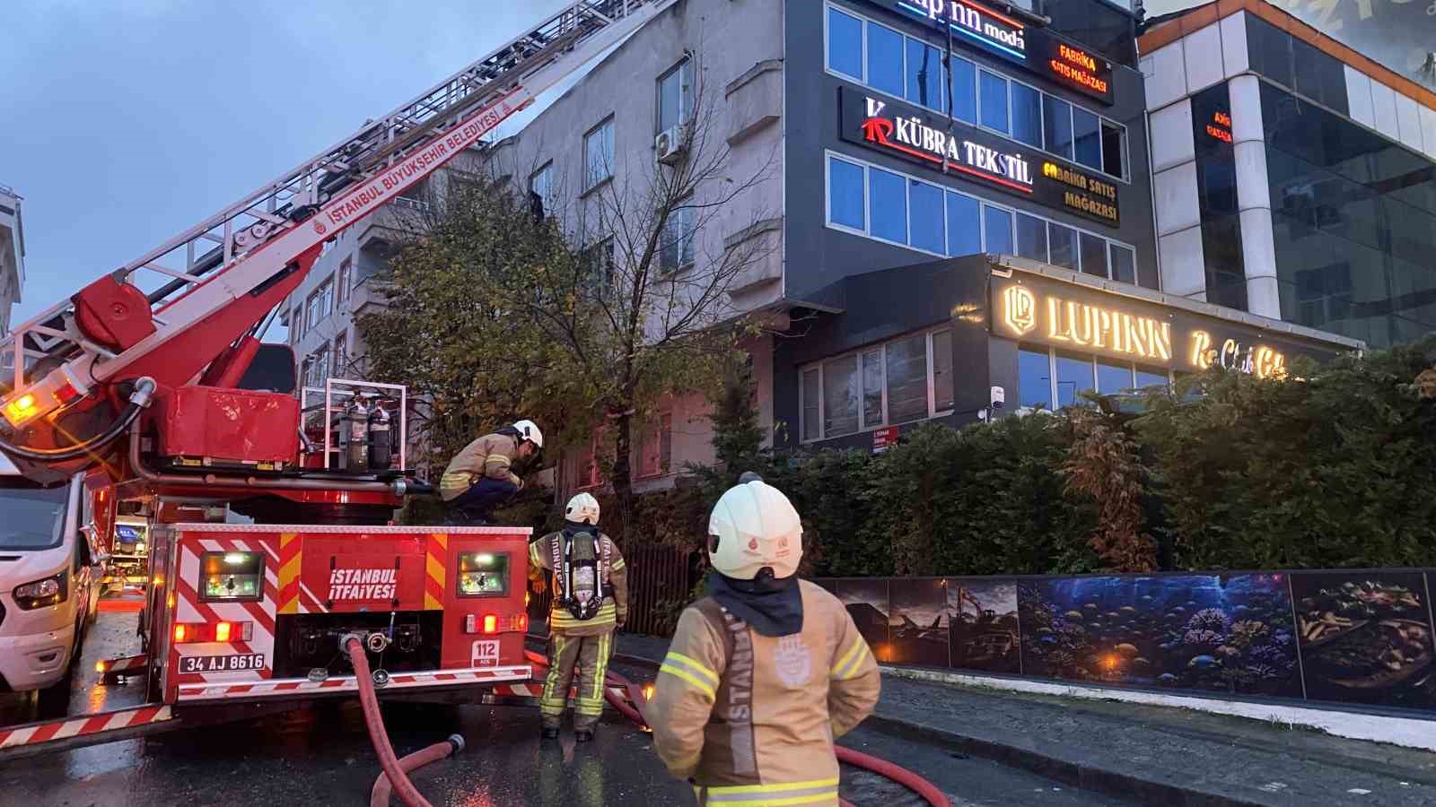 Küçükçekmece’de bitişik iki iş yerinin çatısı alevlere teslim oldu