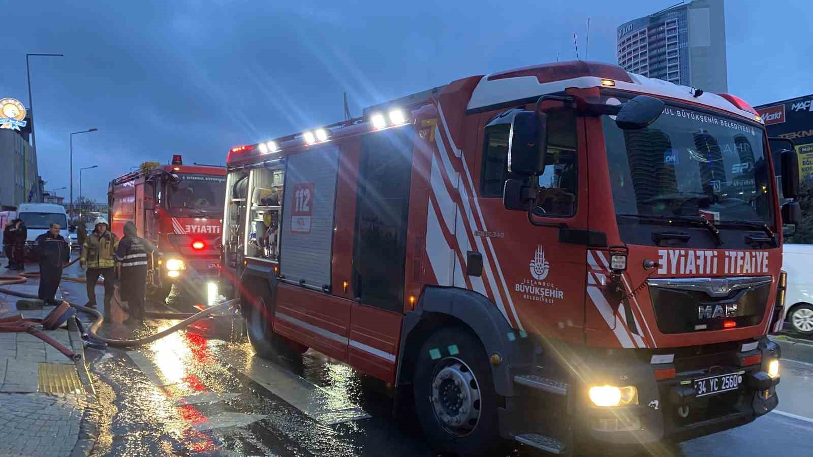 Küçükçekmece’de bitişik iki iş yerinin çatısı alevlere teslim oldu