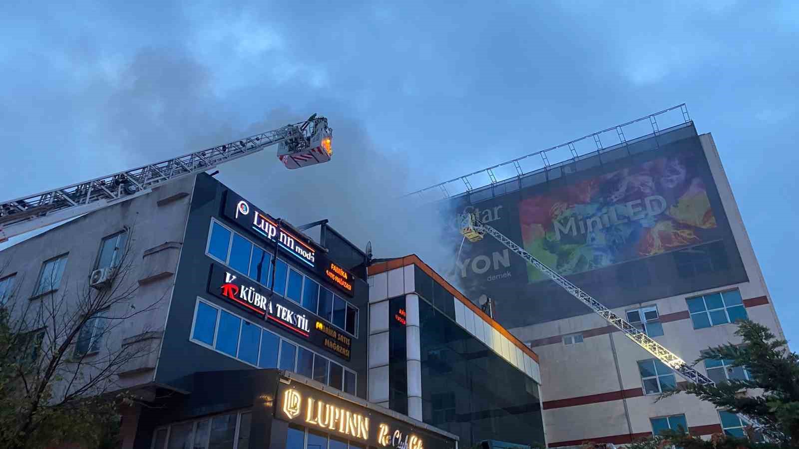 Küçükçekmece’de iş yerinin çatısı alevlere teslim oldu