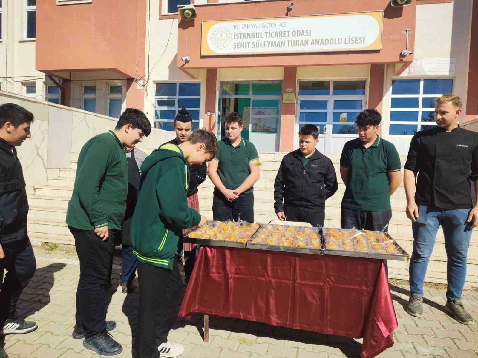 Altıntaş’ta öğrencilerin emeği kabak tatlısı oldu