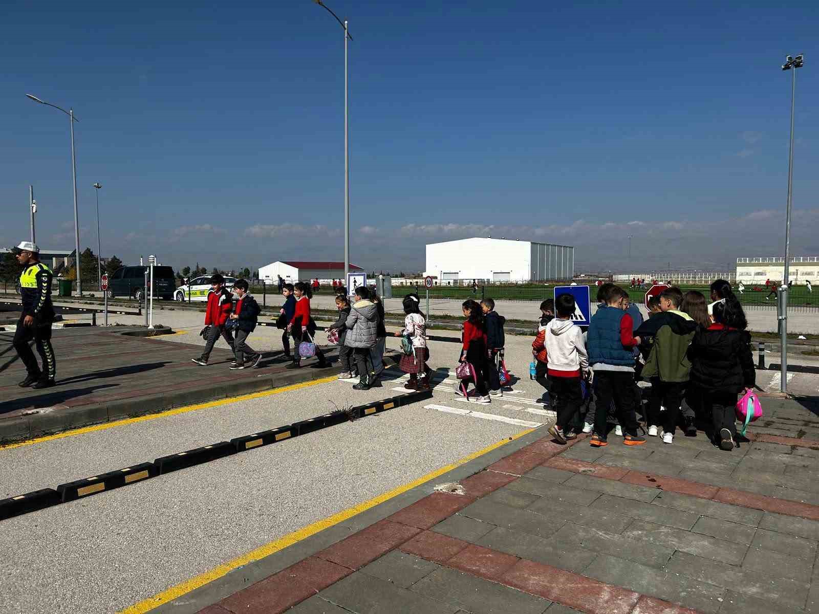 Polisten miniklere trafik eğitimi