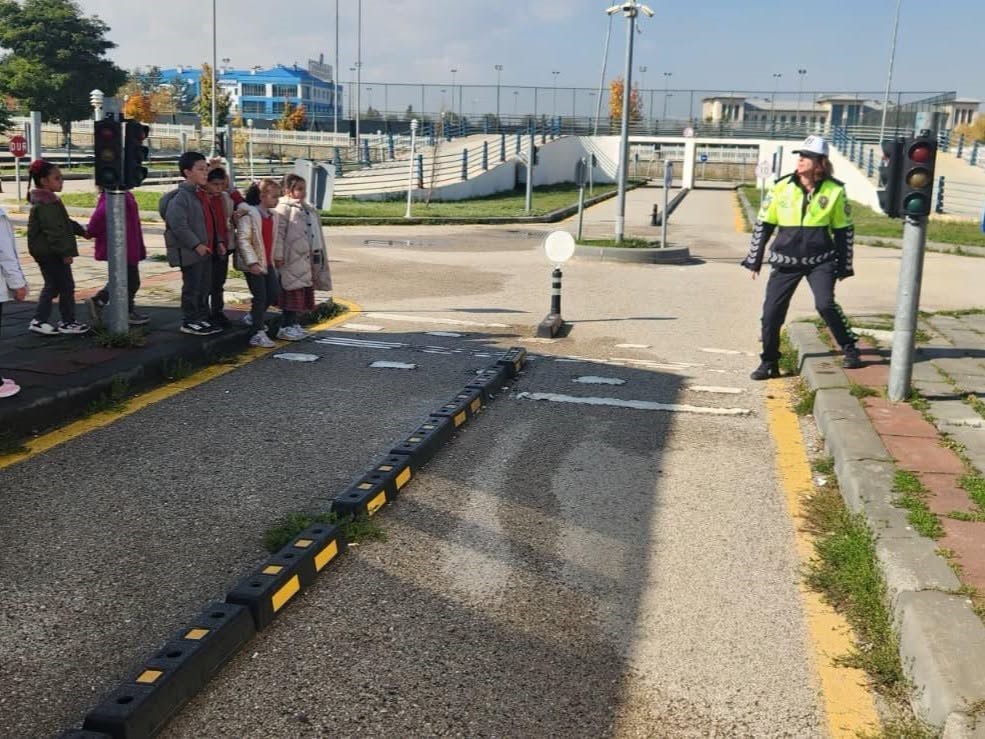 Polisten miniklere trafik eğitimi