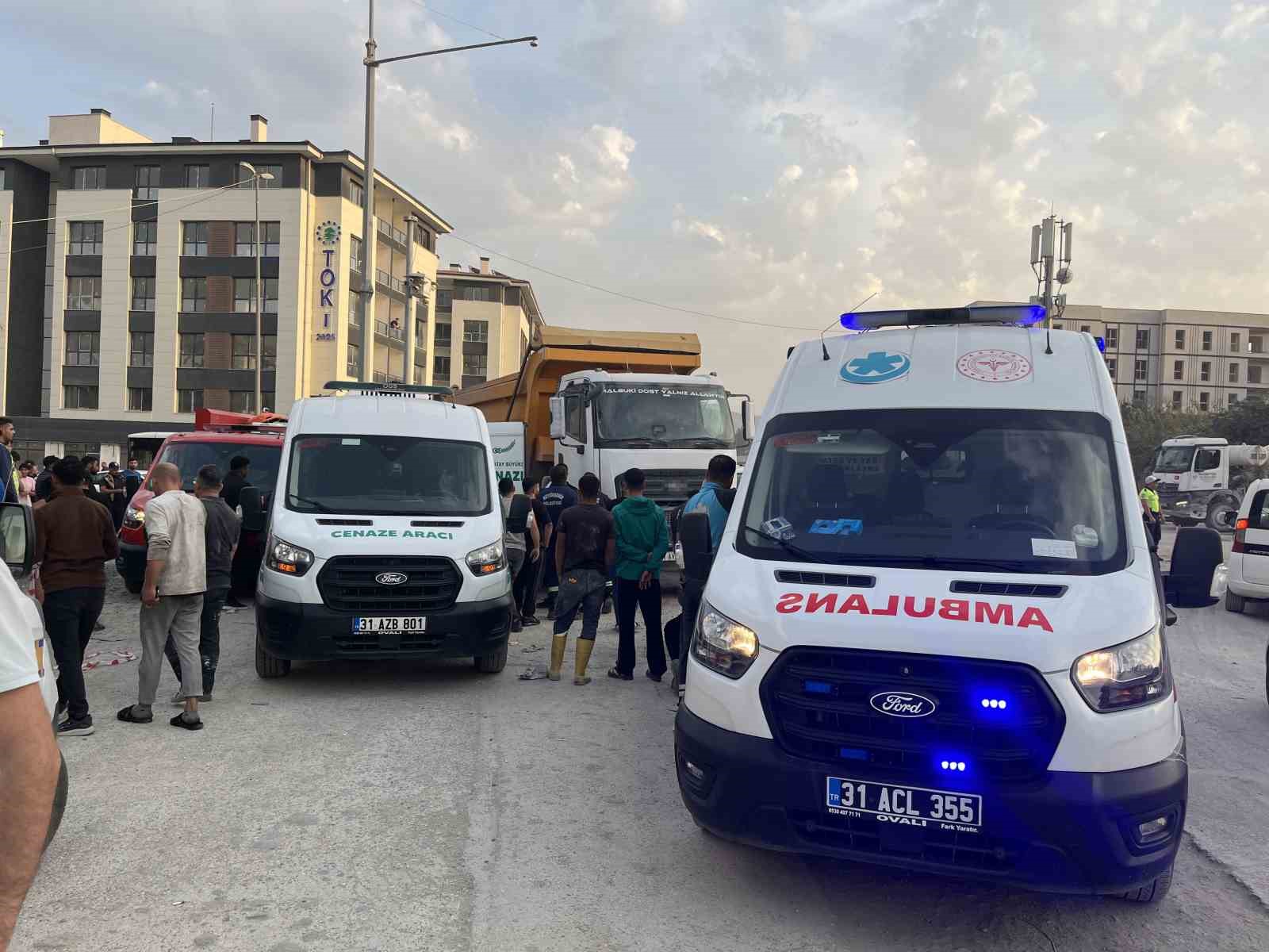 Motosiklet sürücüsünün öldüğü kazayı görmek isteyen meraklı vatandaşlar birbiriyle yarıştı