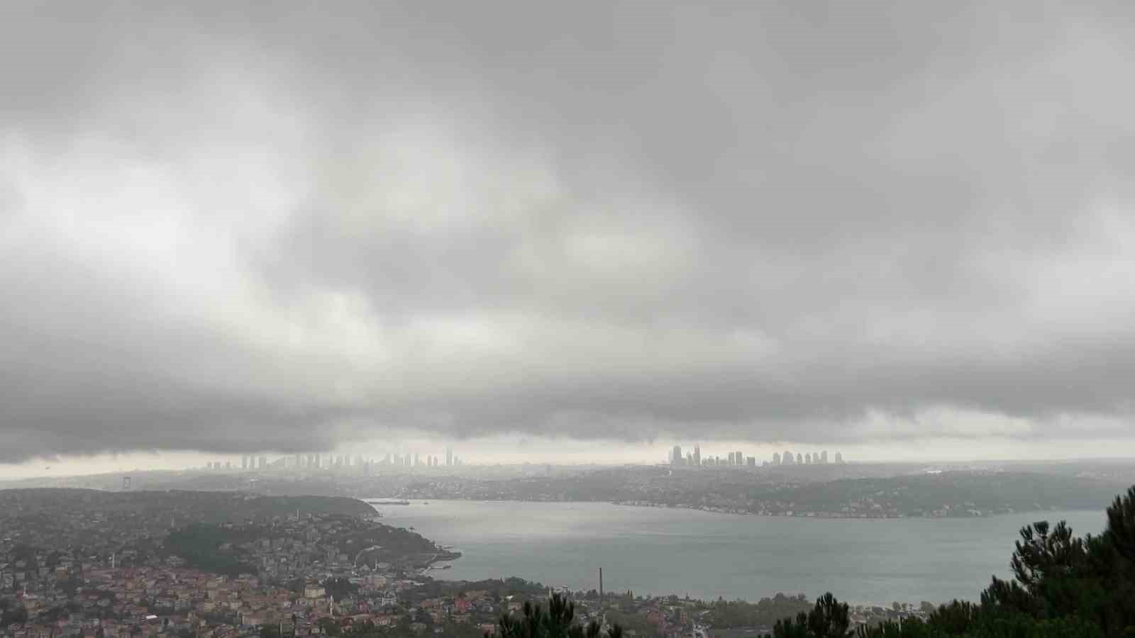 İstanbul Boğazı’nın üzerini yağmur bulutları kapladı