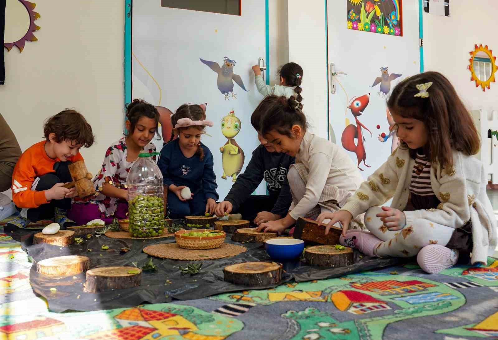 Çocuklar zeytin kırdı, geleneksel üretimle tanıştı