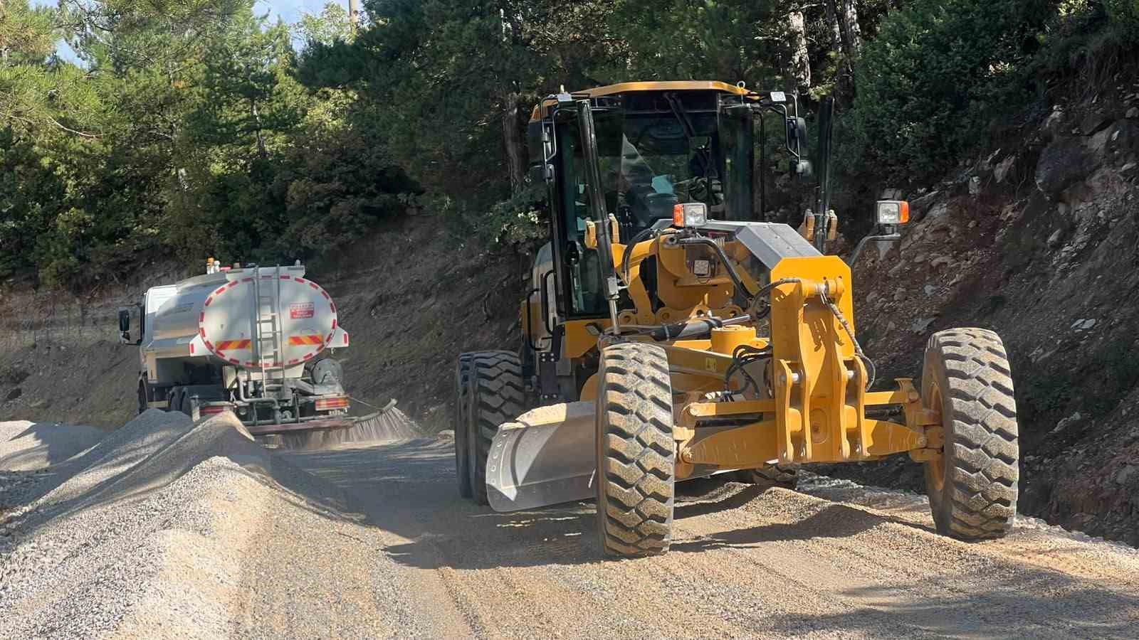 Keles’in üç mahallesinde yol mesaisi