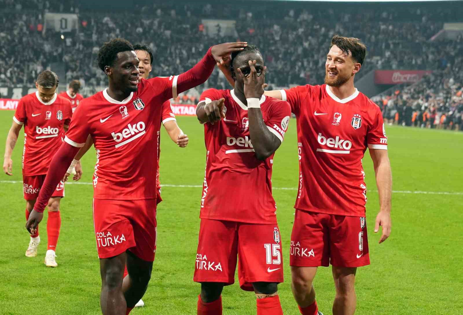 Junior Olaitan gollerine devam ediyor