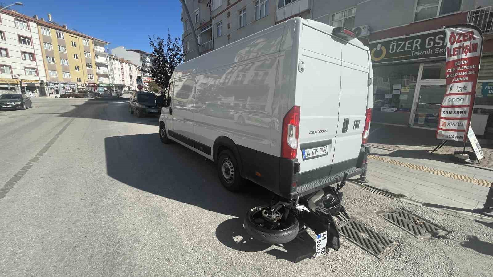 Motosikletin minibüsün altına girdiği kaza kameraya yansıdı
