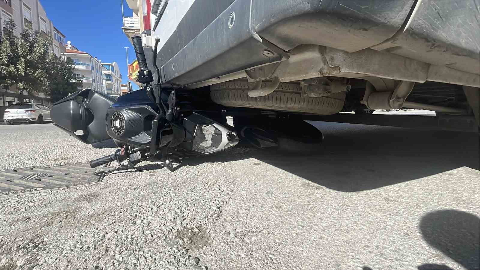 Motosikletin minibüsün altına girdiği kaza kameraya yansıdı