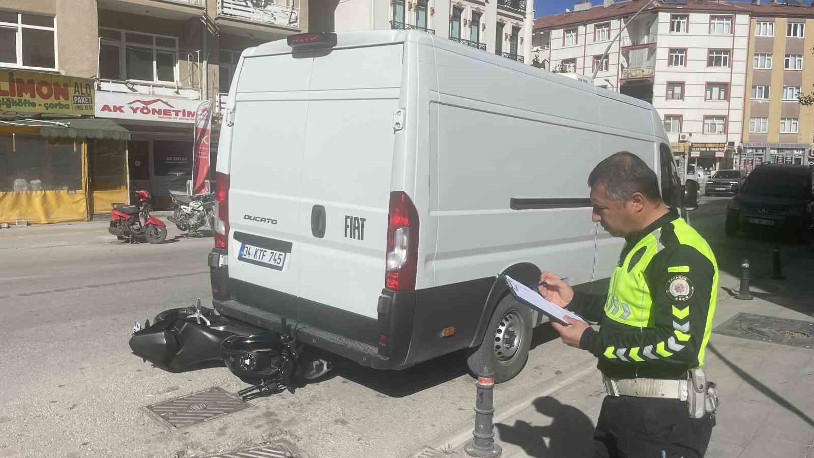 Motosikletin minibüsün altına girdiği kaza kameraya yansıdı